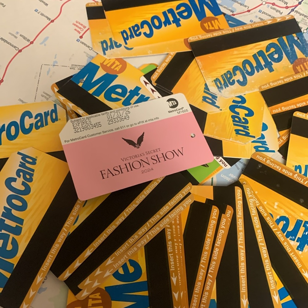 25 preowed, metrocards plastic cards with 1 Victoria Secret Fashion Show Metro - Picture 3 of 4